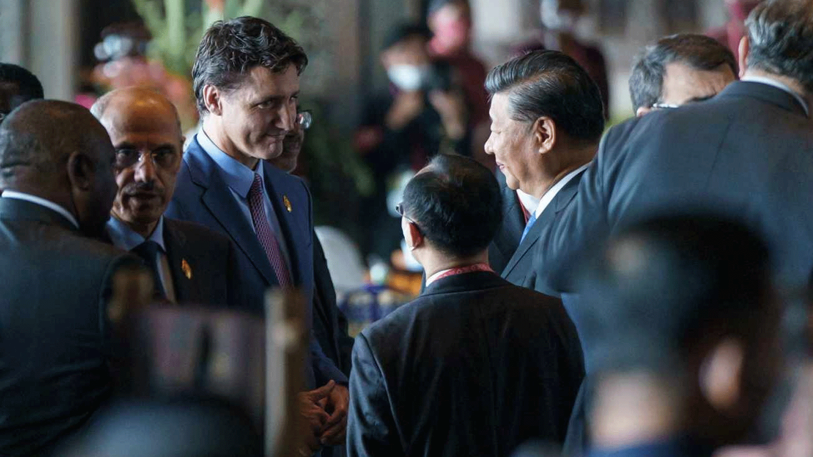 رئيس الوزراء الكندي جاستن ترودو (إلى اليسار) يتحدث إلى الرئيس الصيني شي جين بينغ في قمة مجموعة العشرين\ بالي. 15 تشرين الثاني\ نوفمبر 2022.