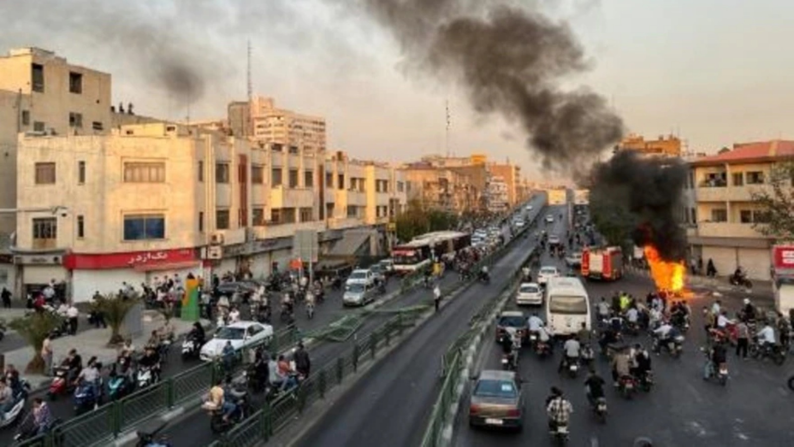 دراجة نارية مشتعلة في طهران في 8 أكتوبر 2022 