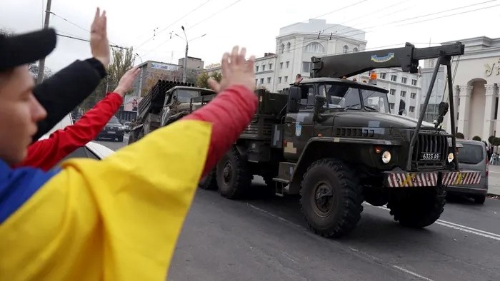السكان يهتفون ويلوحون للمركبات العسكرية الأوكرانية أثناء احتفالهم بتحرير خيرسون، في 13 نوفمبر 2022