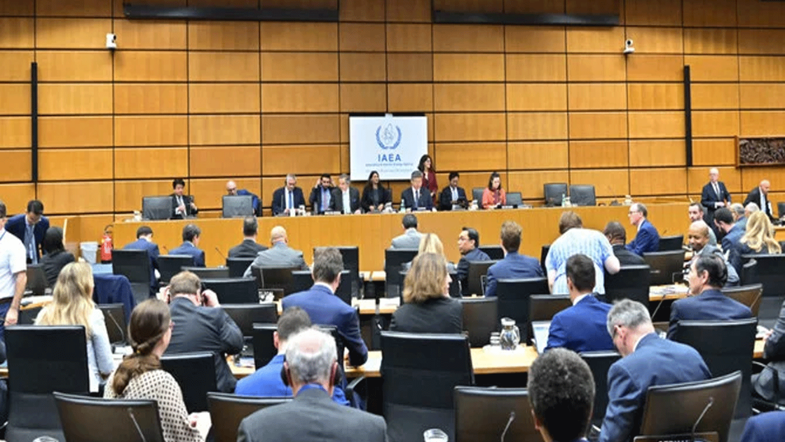 دبلوماسيون يحضرون الاجتماع الفصلي لمجلس محافظي الوكالة الدولية للطاقة الذرية في مقر الوكالة في فيينا، النمسا