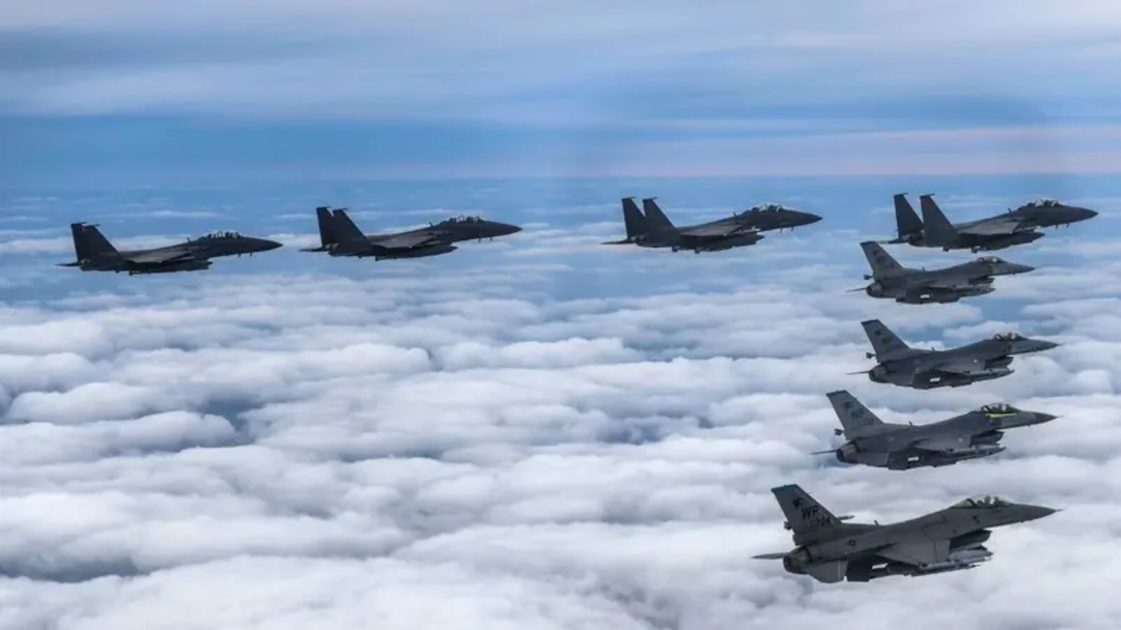 أربع مقاتلات تابعة للقوات الجوية الكورية الجنوبية من طراز F-15K وأربع مقاتلات من طراز F-16 تابعة للقوات الجوية الأميركية تحلق فوق كوريا الجنوبية، خلال تمرين قصف دقيق ردًا على كوريا الشمالية التي أطلقت صاروخ باليستي متوسط ​​المدى فوق اليابان