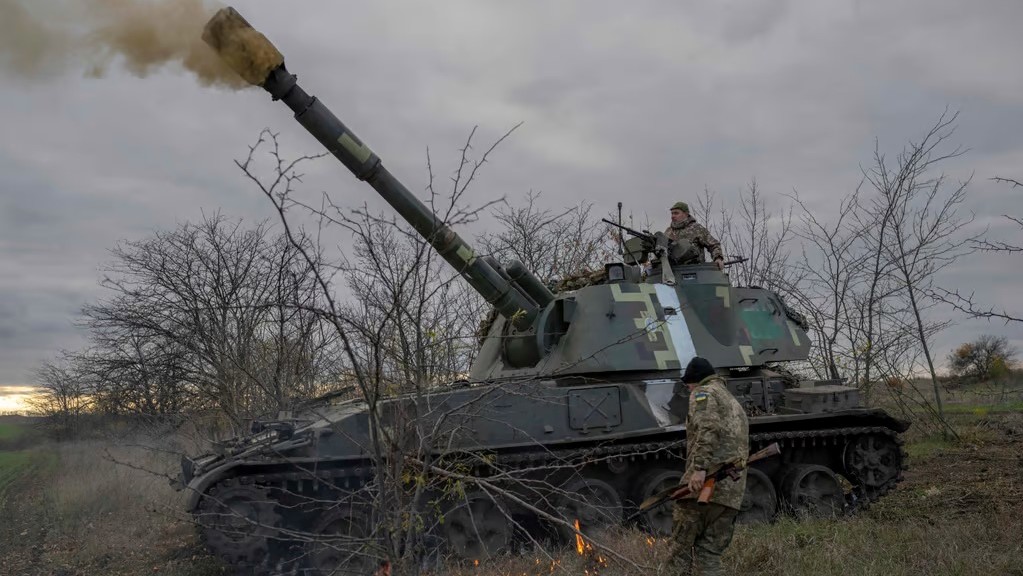 افراد وحدة المدفعية الأوكرانية يطلقون النار على خيرسون في 28 أكتوبر 2022
