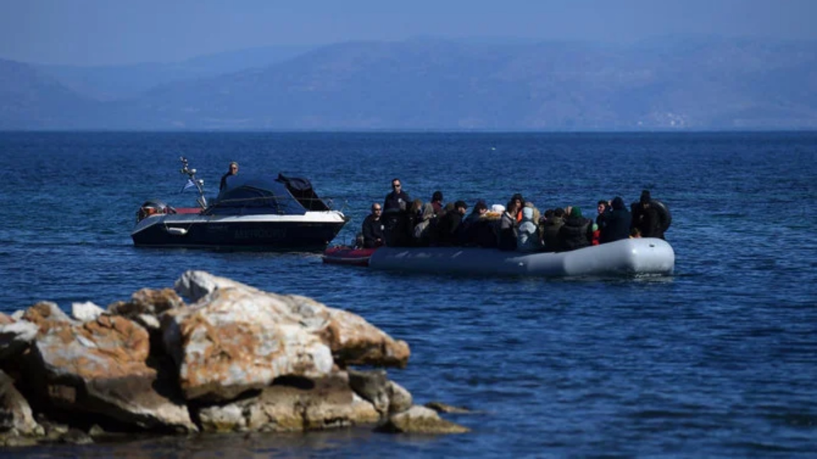مرافقة المهاجرين عند وصولهم على متن قارب قابل للنفخ في جزيرة ليسبوس