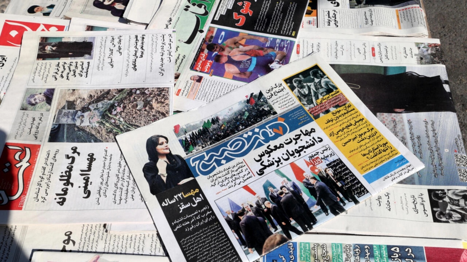 صحف معروضة في كشف في طهران بتاريخ 18 سبتمبر 2022