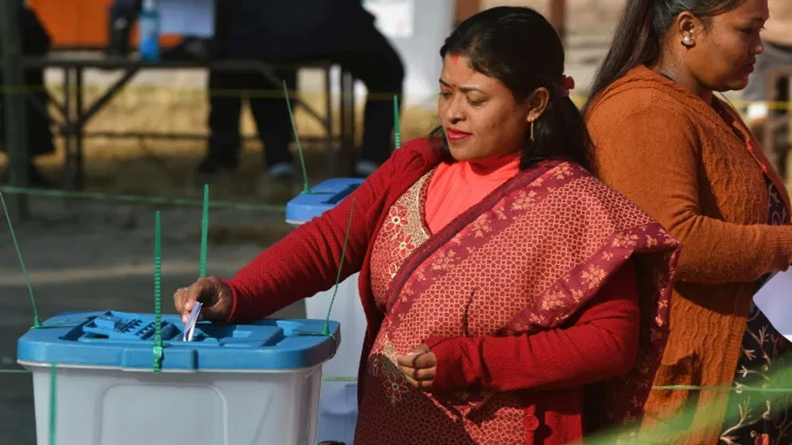 الناخبون النيباليون يدلون بأصواتهم لانتخاب برلمان جديد اليوم الاحد فى مسابقة سيطرت عليها مشاعر الإحباط العامة من النخبة السياسية المسنة فى جمهورية الهيمالايا والقلق بشأن اقتصادها المترنح.