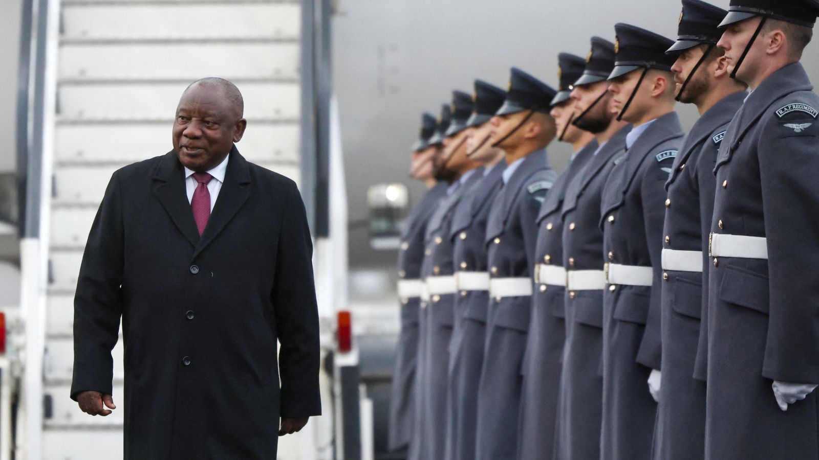 رئيس جنوب إفريقيا مستعرضا حرس الشرف لدى وصوله أمس إلى لندن