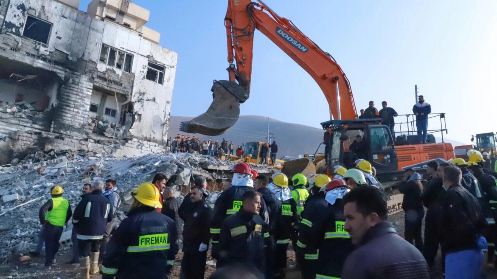عناصر الإطفاء يبحثون عن ضحايا وناجين بعد انفجار خزان للغاز في السليمانية بتاريخ 18نوفمبر 2022 
