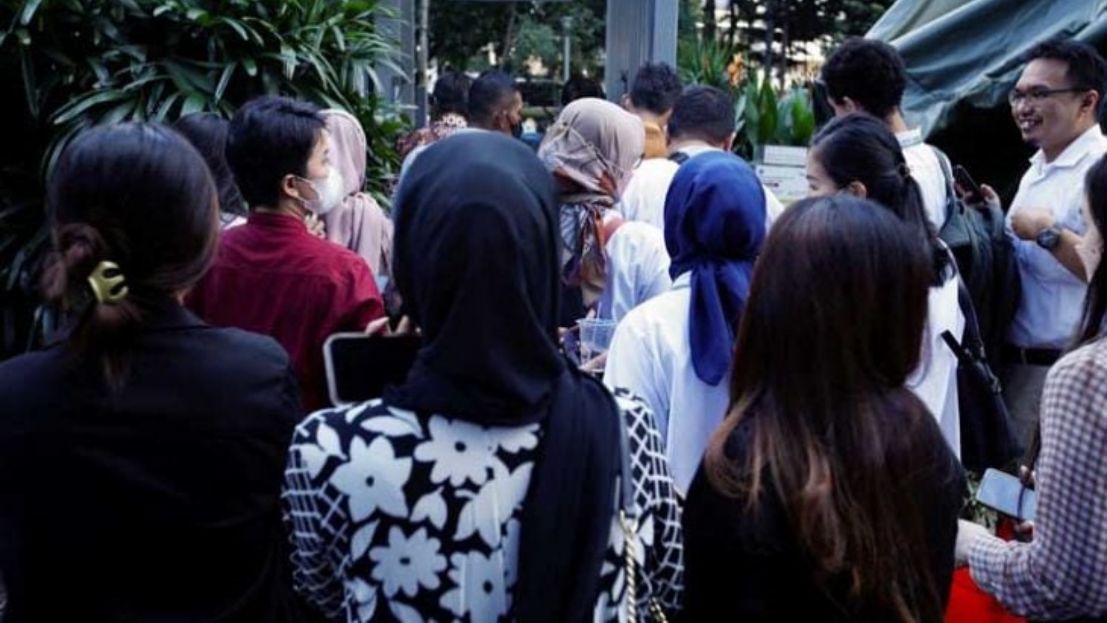 إندونيسيون ينتظرون خارج مبنى إداري بعد زلزال ضرب جزيرة جاوا الإندونيسية