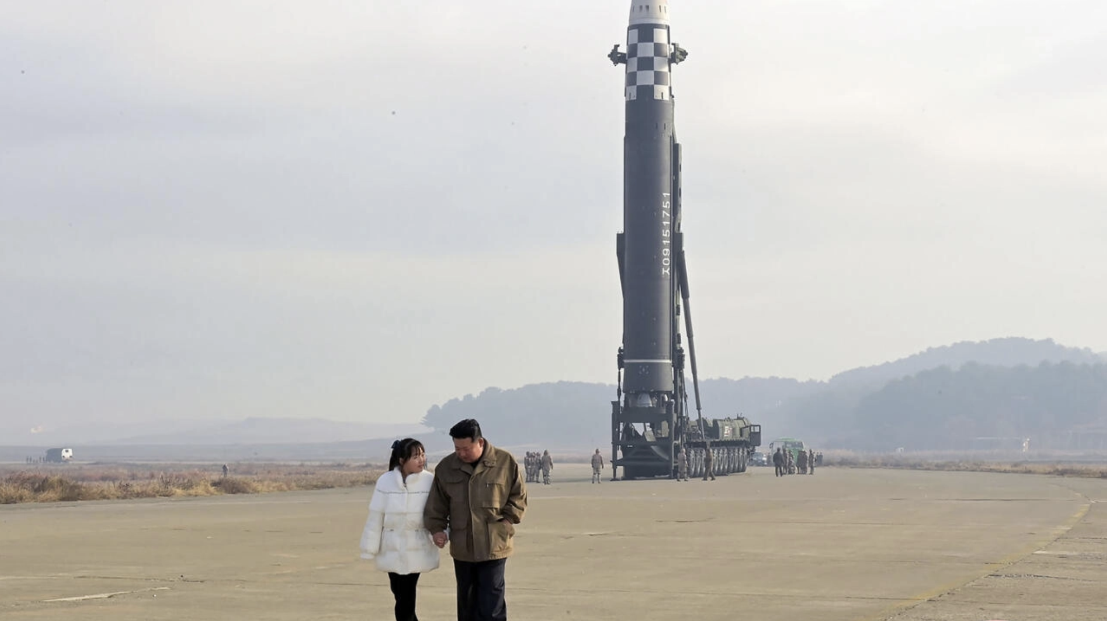 الزعيم الكوري الشمالي كيم جونغ اون وابنته على موقع تجربة لإطلاق صاورخ في 18 تشرين الثاني/نوفمبر 2022