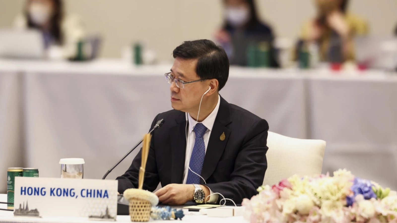 المسؤول التنفيذي لهونغ كونغ جون لي خلال مشاركته في اجتماع على هامش قمة ابيك، في بانكوك في 18 نوفمبر 2022