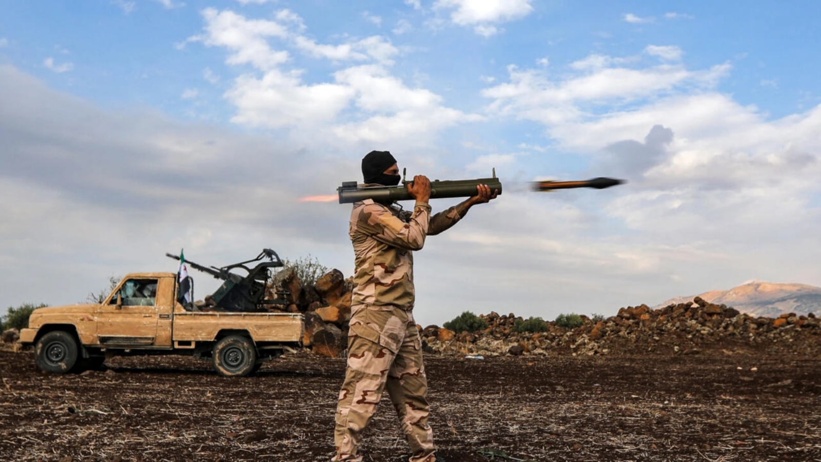 مقاتل سوري يطلق قذيفة صاروخية (آر بي جي) خلال تدريبات عسكرية نفذتها فرقة 