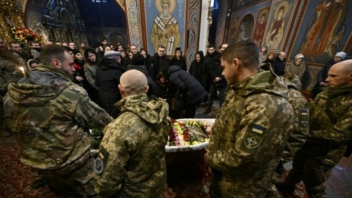 جنود أوكرانيون يشيعون رفيقاً لهم سقط في معارك خيرسون الأخيرة