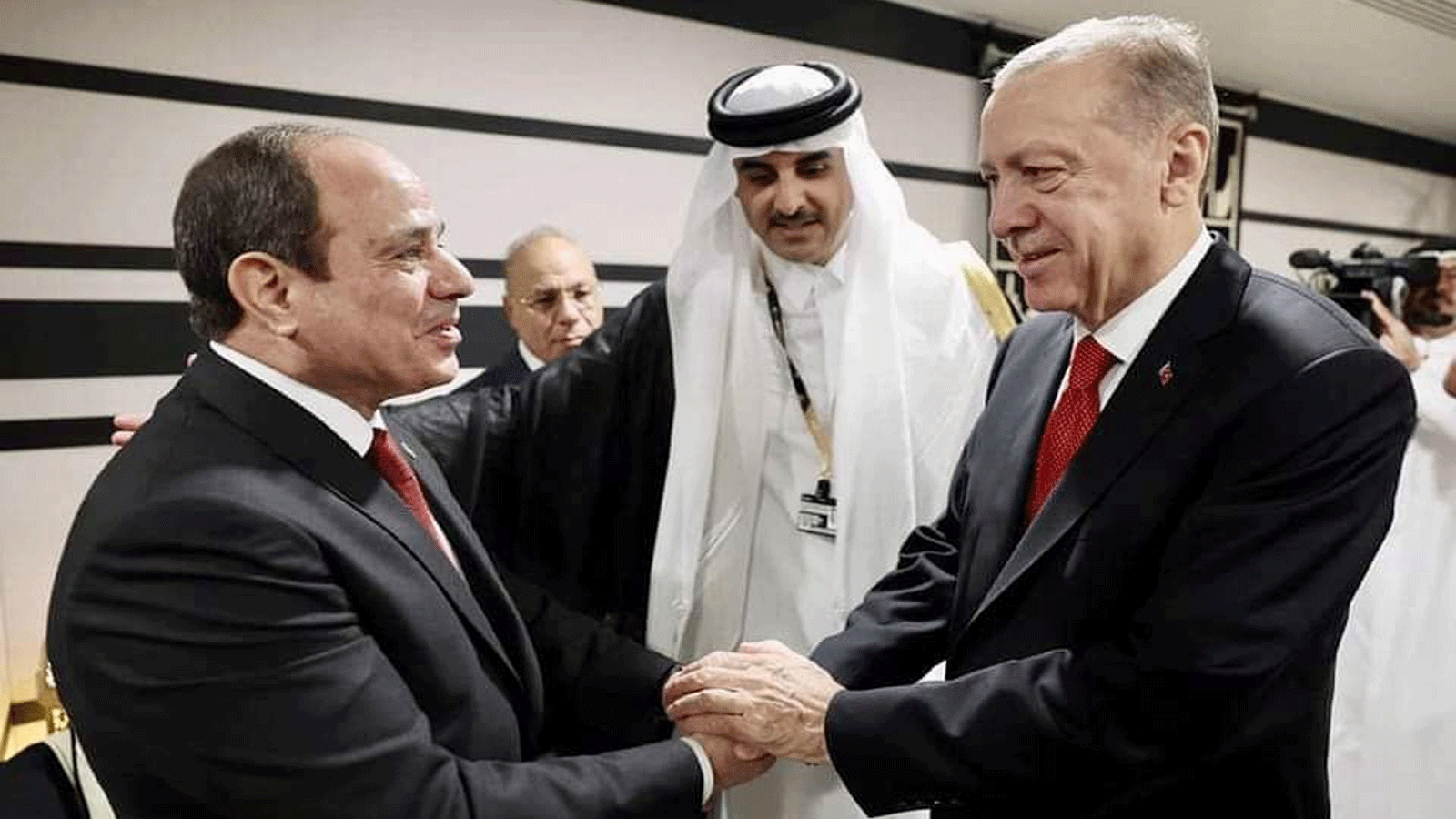 مصافحة بين الرئيسيين التركي والمصري(صورة نشرتها صفحة الرئاسة المصرية على فيسبوك)