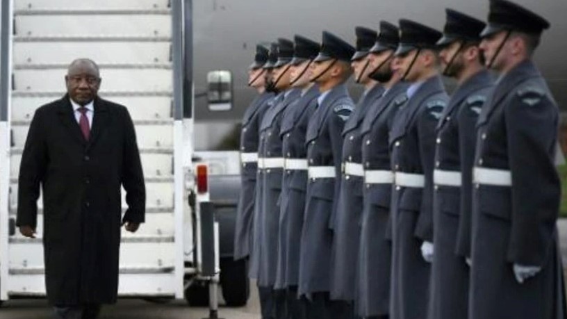 رئيس جنوب افريقيا سيريل رامافوزا لدى وصوله الى مطار ستانستد في لندن في 21 نوفمبر 2022