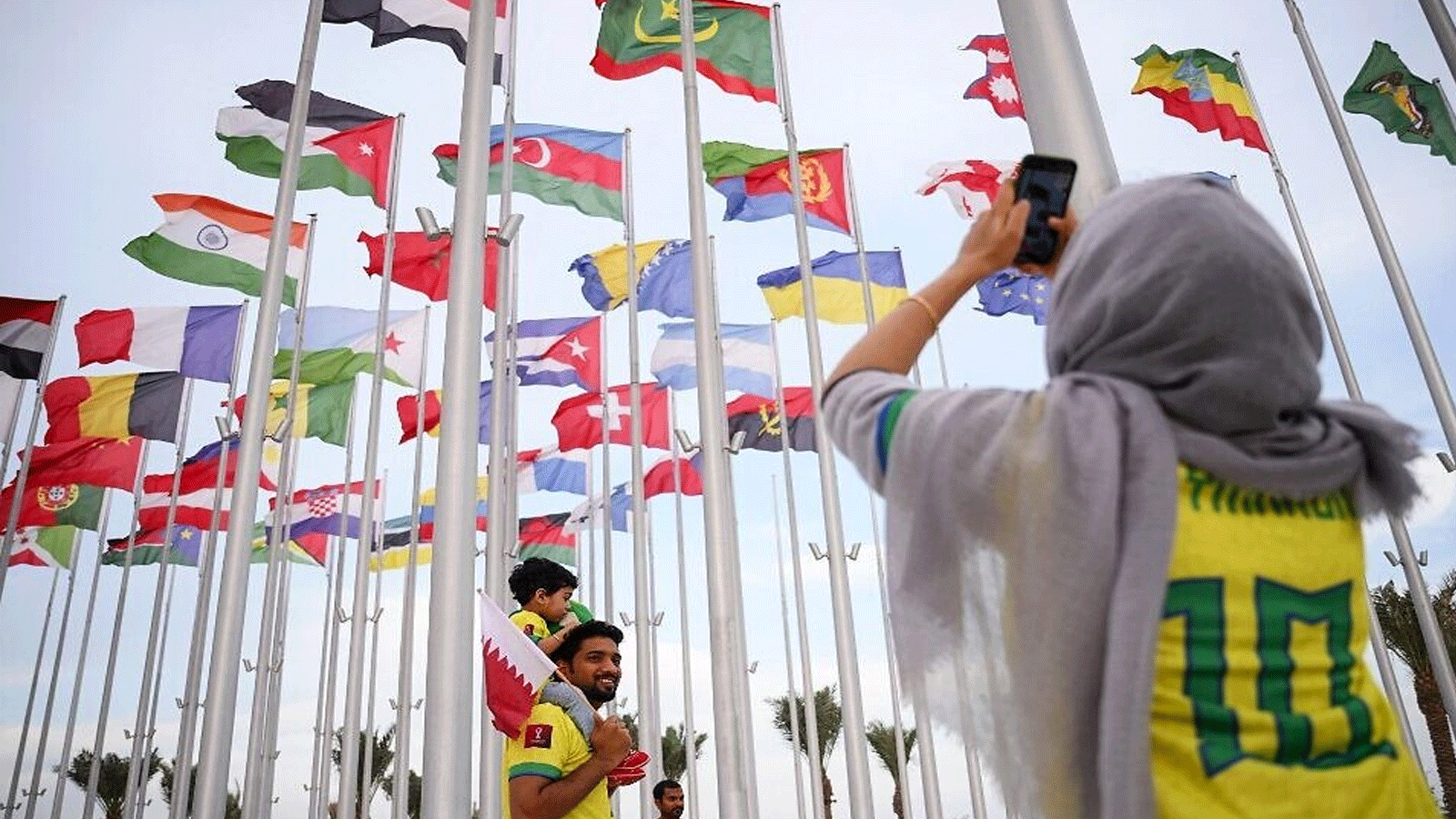 لقطة من شوارع قطر المزدانة بأعلام الدول المشاركة