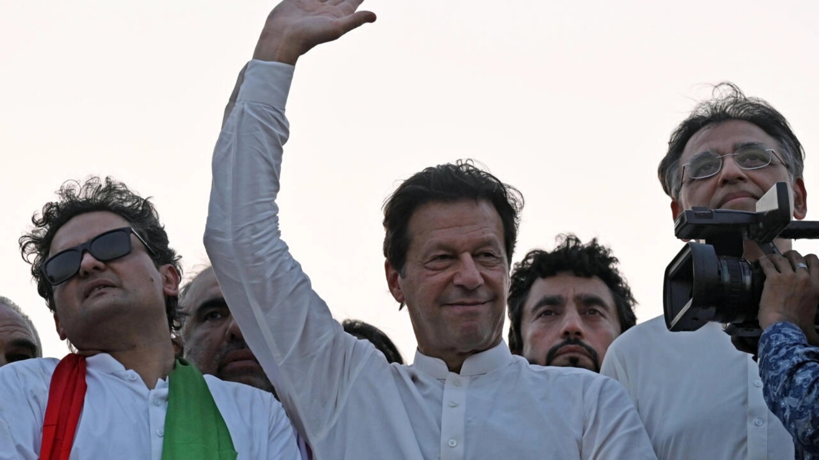 رئيس الوزراء الباكستاني السابق عمران خان يلقي التحية على أنصاره خلال مسيرة متّجهة إلى إسلام أباد في 25 مايو 2022