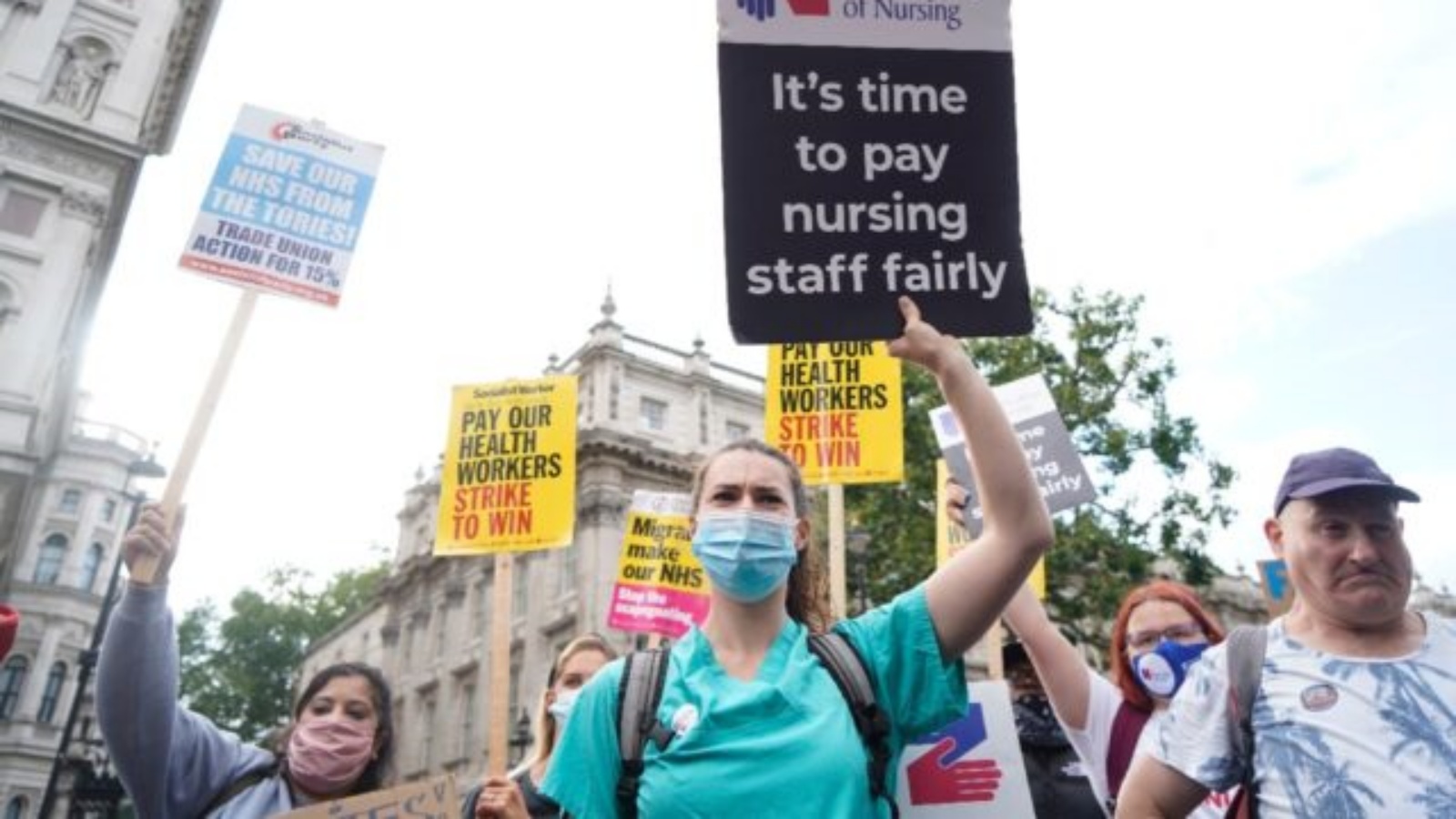 ممرضات بريطانيا في تظاهرات تدعو لرفع الرواتب