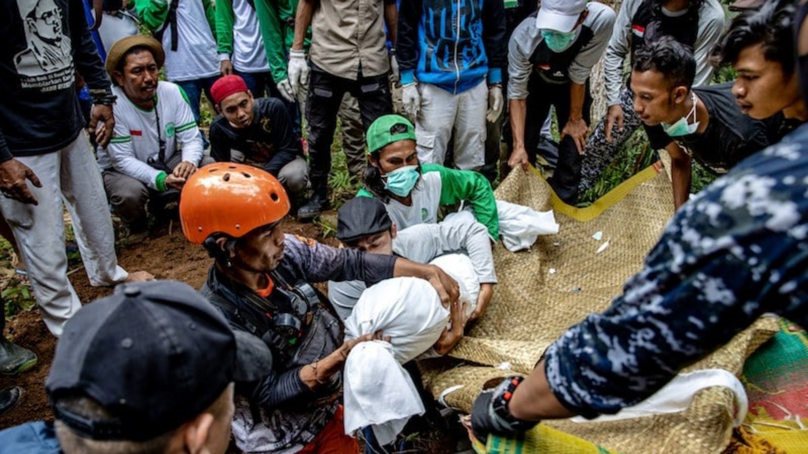 انتشال جثث ضحايا زلزال إندونيسيا