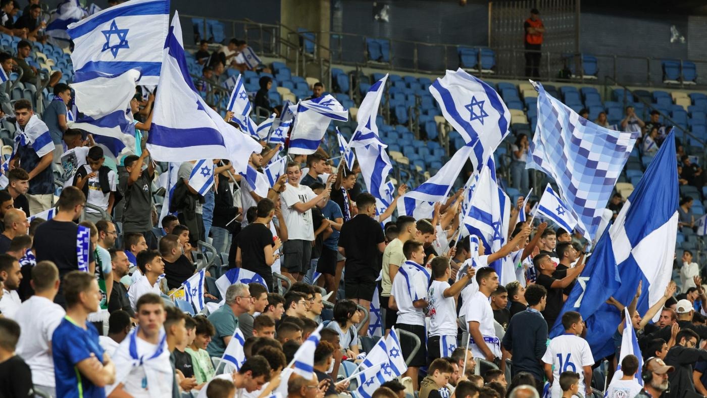 مشجعو إسرائيل في مباراة دوري الأمم الأوروبية بين إسرائيل وأيسلندا في ملعب سامي عوفر في مدينة حيفا الإسرائيلية في 2 يونيو 2022
