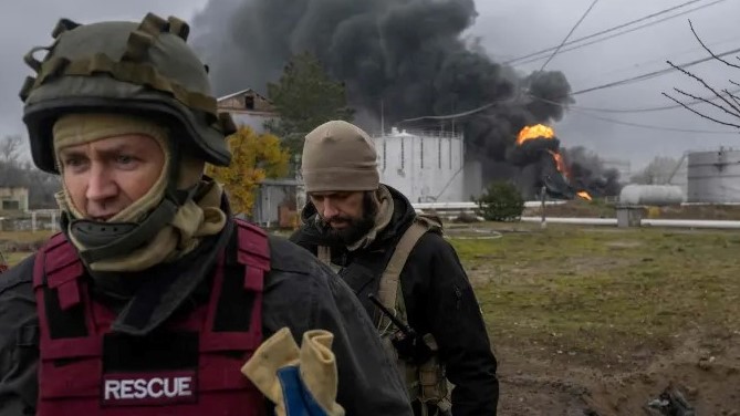 الدخان الأسود يتصاعد من احتياطي نفطي في خيرسون في 20 نوفمبر 2022 ، وسط الغزو الروسي لأوكرانيا