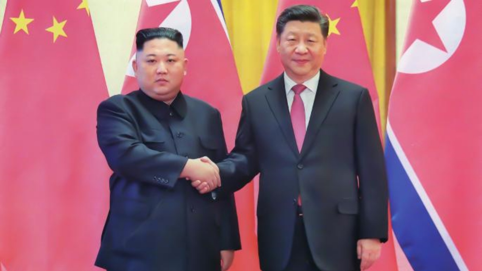 الرئيس الصيني شي جينبينغ يصافح زعيم كوريا الشمالية كيم جونغ أون 
