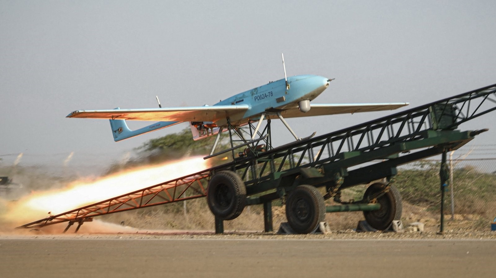 إطلاق طائرة عسكرية بدون طيار في الجو خلال مناورة عسكرية في منطقة بلوشستان الساحلية، إيران، 7 نوفمبر 2021