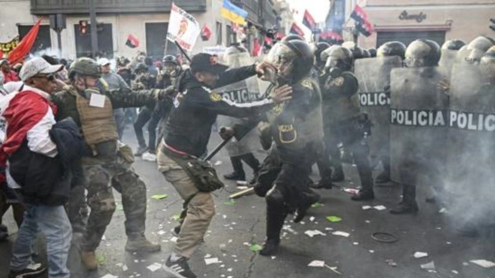صدامات بين أنصار الرئيس البيروفي بيدرو كاستيو وشرطة مكافحة الشغب أثناء تظاهرة في ليما في 10 نوفمبر 2022