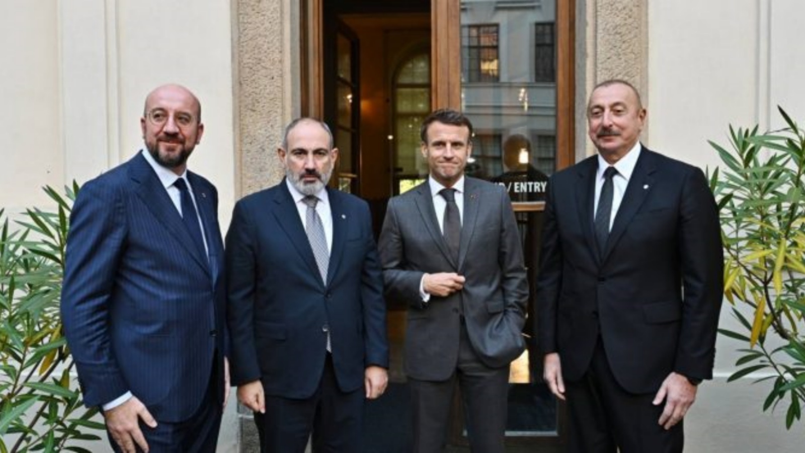 الرئيس الأذربيجاني إلهام علييف (إلى اليمين) والرئيس الفرنسي إيمانويل ماكرون (من اليمين إلى اليمين) ورئيس الوزراء الأرميني نيكول باشينيان (من اليسار إلى اليمين) ورئيس المجلس الأوروبي تشارلز ميشيل (إلى اليسار) يلتقون في قلعة براغ حيث ستُعقد القمة الأوروبية في براغ، جمهورية التشيك، 6 أكتوبر 2022