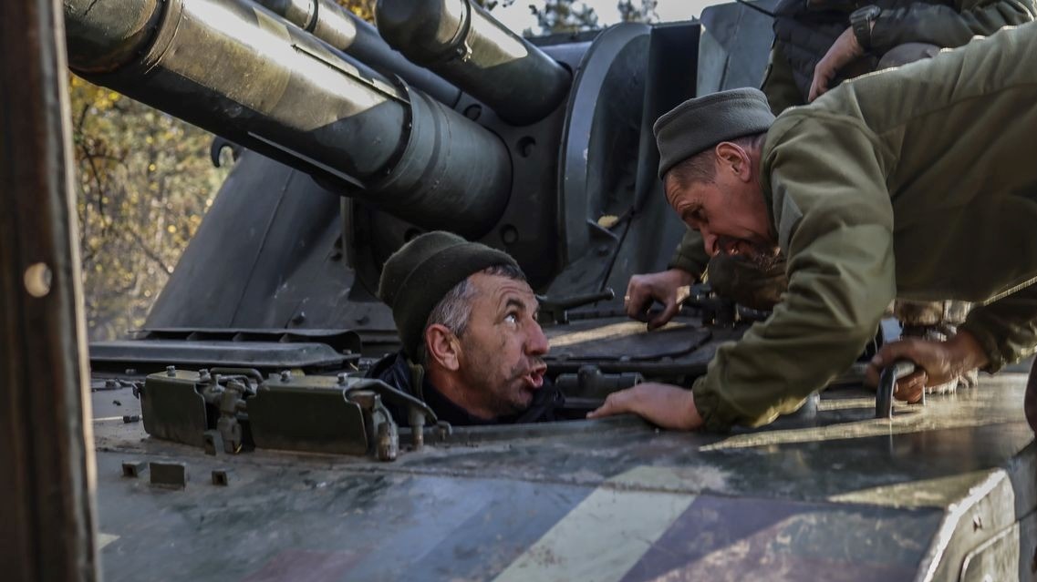 جنديان روسيان على متن دبابتهما قبيل انسحاب القوات الروسية من خيرسون في 17 أكتوبر 2022