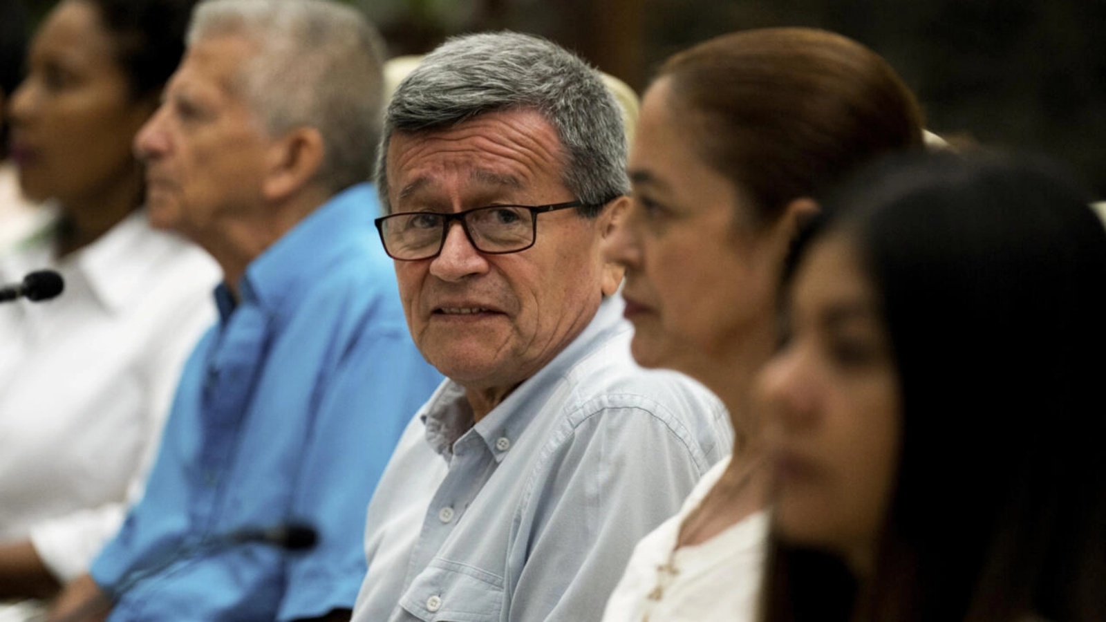 سيمثل بابلو بلتران (وسط) الجماعة المتمردة لجيش التحرير الوطني الكولومبي اليساري في مفاوضات السلام المقرر أن تبدأ يوم الاثنين