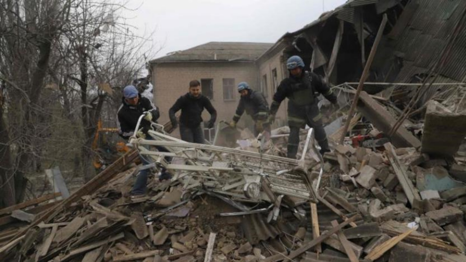 رجال إنقاذ يزيلون حطام مبنى مدمر في بلدة فيلنيانسك بمنطقة زابوريجيا الجنوبية