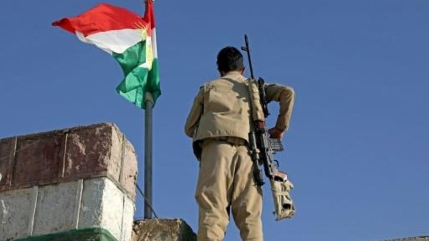مقاتل كردي مرتبط بالحزب الديموقراطي الكردستاني الإيراني في كويسنجق في العراق بتاريخ 1 تشرين الأول/أكتوبر 2022