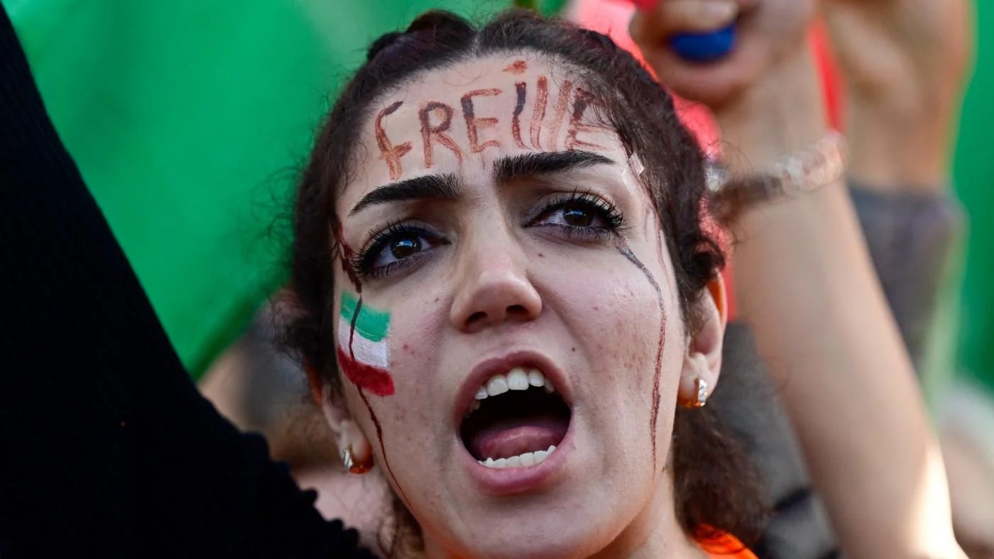 متظاهرة خلال مسيرة برلين لدعم التظاهرات في إيران في 22 أكتوبر 2022