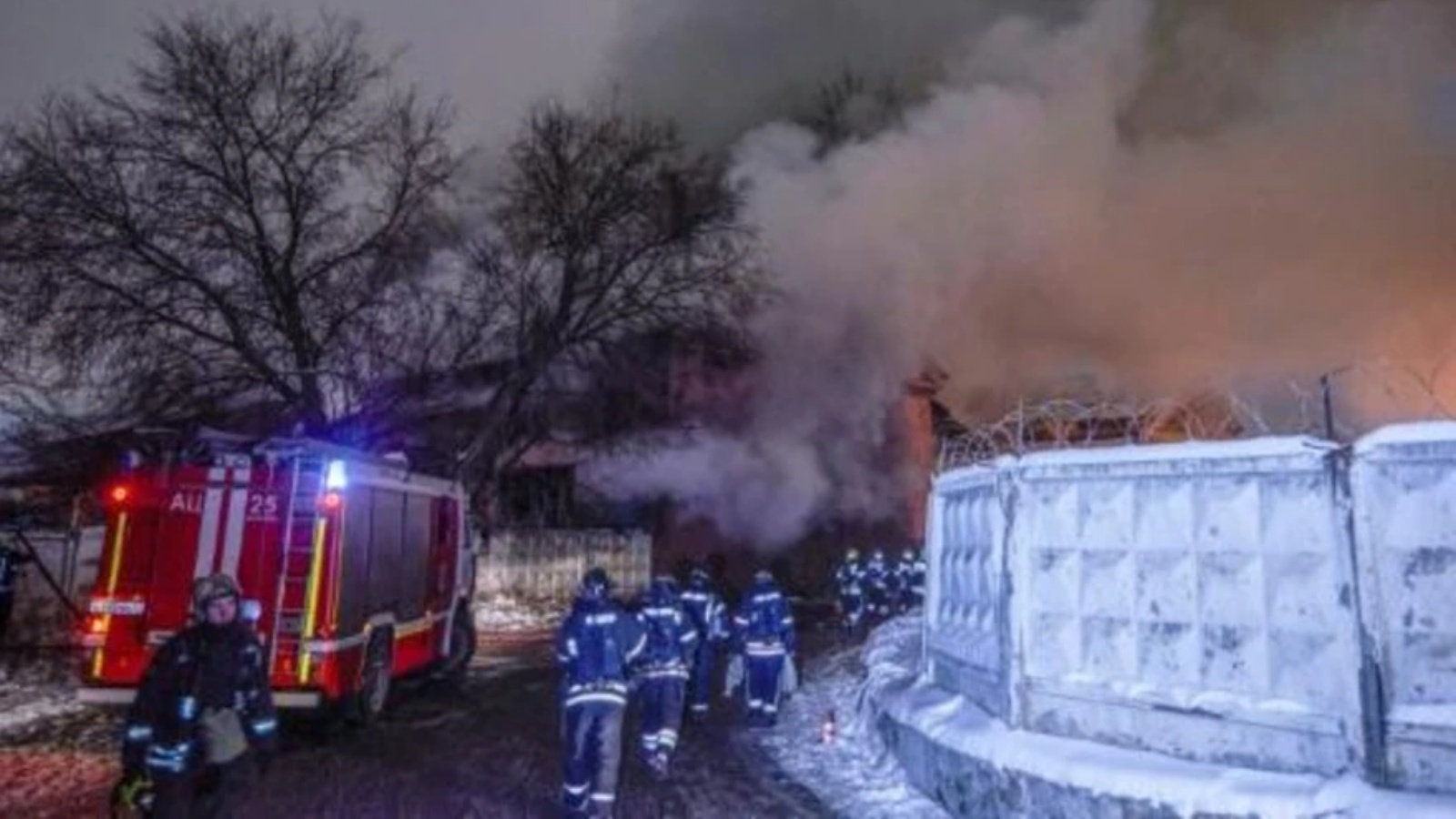رجال إطفاء يكافحون حريقاً في مستودع في موسكو في 20 نوفمبر 2022