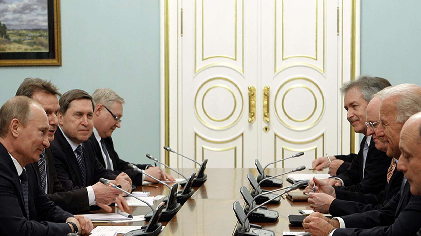 صورة تجمع نائب الرئيس الأميركي(آنذاك) جو بايدن والرئيس الروسي فلاديمير بوتين في العاصمة موسكو أثناء توقيع معاهدة نيوستارت في 10 مارس\آذار 2011