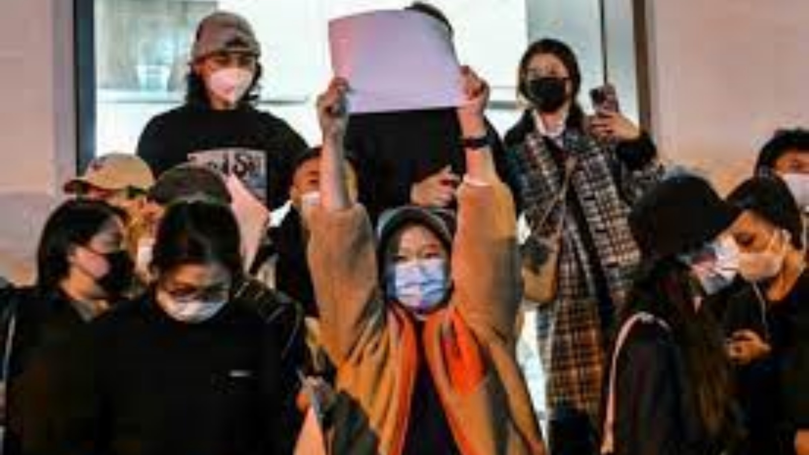 تجمع متظاهرين احتجاجاً على القيود الصحية المفروضة في شنغهاي لمكافحة وباء كوفيد- 19