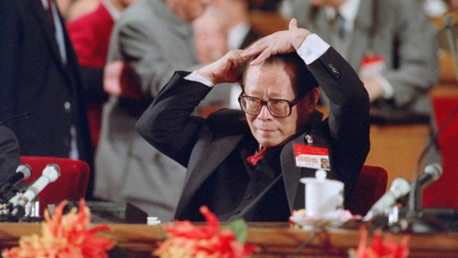 الأمين العام للحزب الشيوعي الصيني جيانغ زيمين يمشط شعره قبل خطابه في المؤتمر الرابع عشر للحزب الشيوعي الصيني في بكين، في أكتوبر 1992
