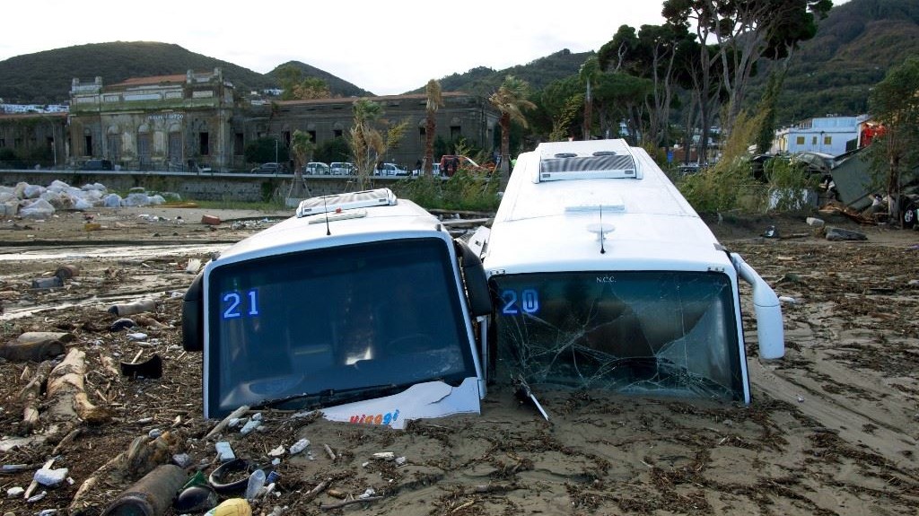 حافلتان سياحيتان متضررتان في ميناء كازاميتشيولا بعد هطول أمطار غزيرة تسببت بانهيار أرضي في جزيرة إيسكيا في 27 نوفمبر 2022