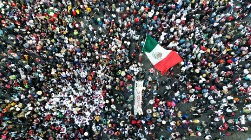 تظاهر آلاف من أنصار شارك الرئيس المكسيكي أندريس مانويل لوبيز أوبرادور في شوارع العاصمة الأحد بمشاركة الرئيس نفسه