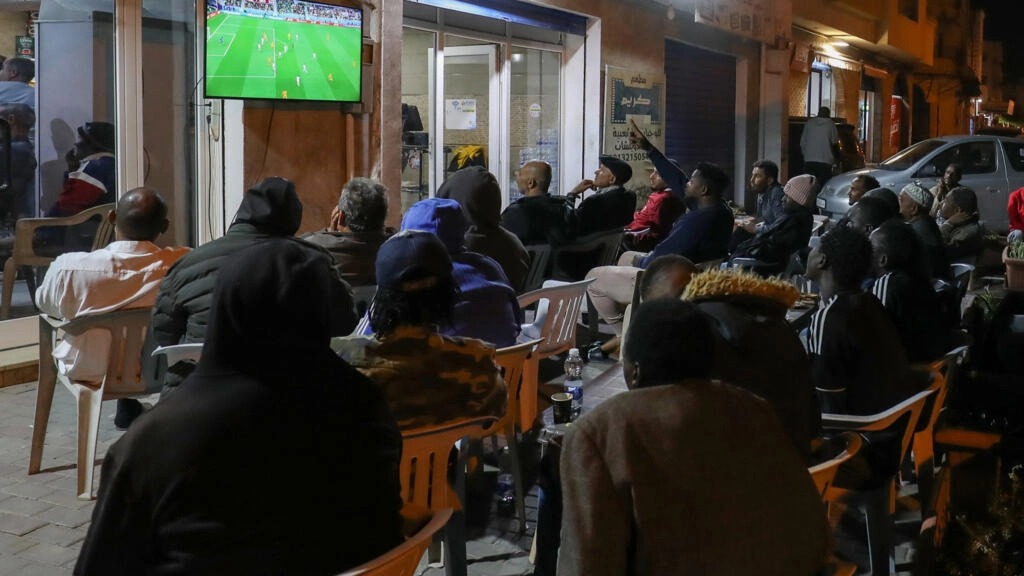 الليبيون يشاهدون مباراة المجموعة الأولى في كأس العالم لكرة القدم قطر 2022 بين السنغال وهولندا في ساحة الشهداء الأسبوع الماضي