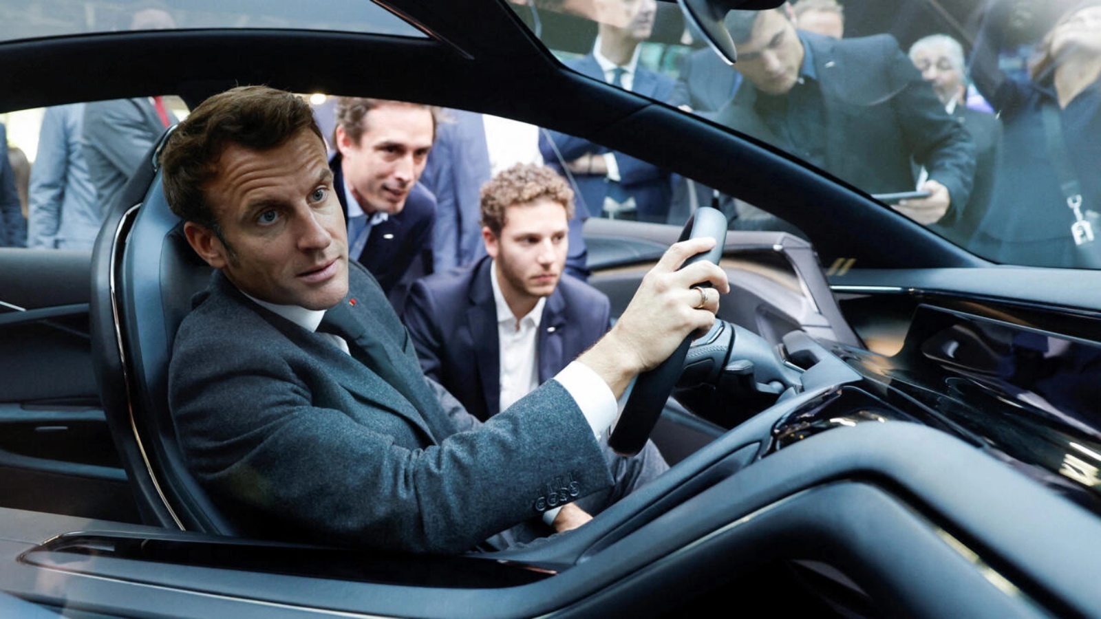 الرئيس الفرنسي إيمانويل ماكرون في سيارة تعمل بالطاقة الهيدروجينية من نوع Hopium Machina Vision في معرض باريس للسيارات 2022 في 17 أكتوبر 2022