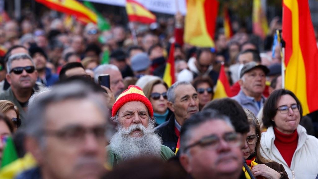 أنصار لحزب فوكس تجمّعوا خلال تظاهرة مناهضة للحكومة في مدريد في 27 نوفمبر 2022