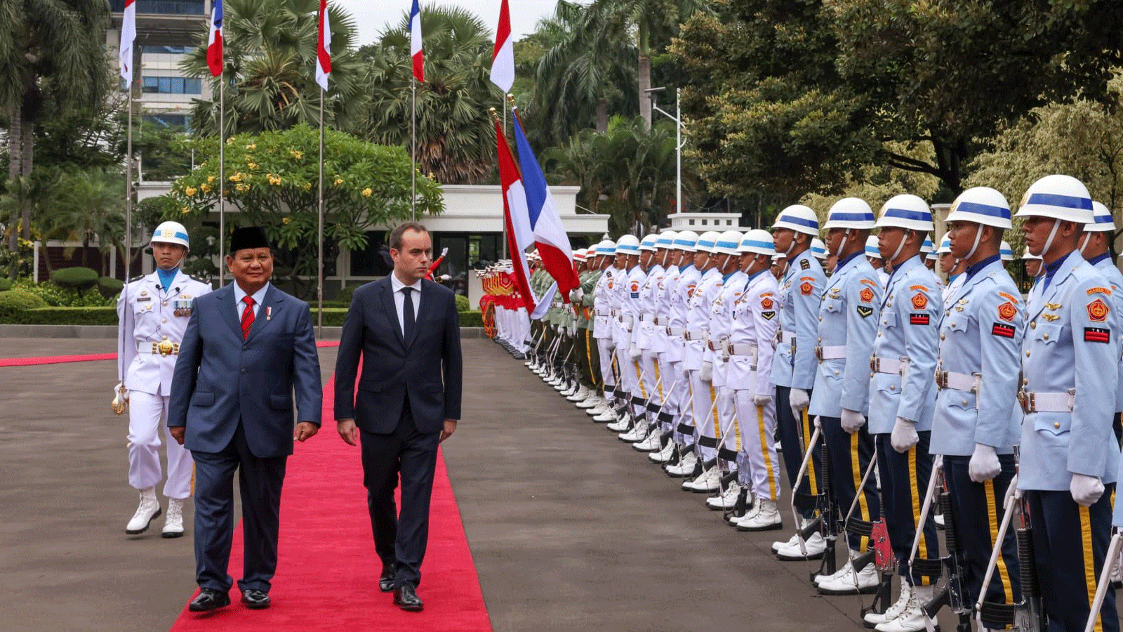 استقبال وزير الدفاع الفرنسي سيباستيان لوكورنو في إندونيسيا