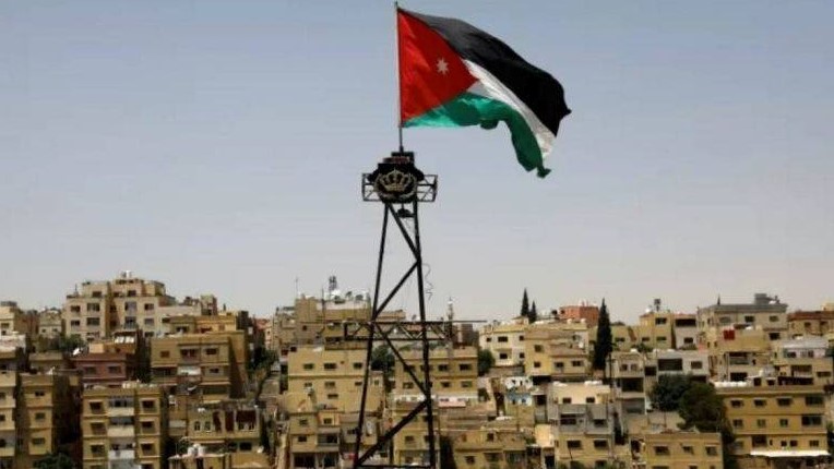 علم أردني مرفوع وسط العاصمة عمّان