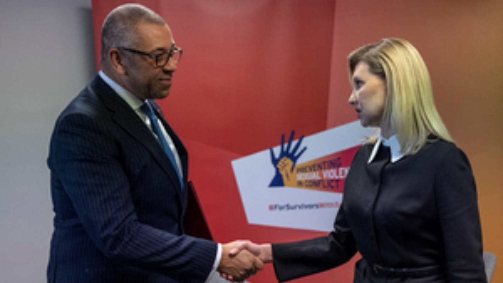 وزير الخارجية البريطاني مستقبلاً سيدة أوكرانيا الأولى أولينا زيلينسكا 
