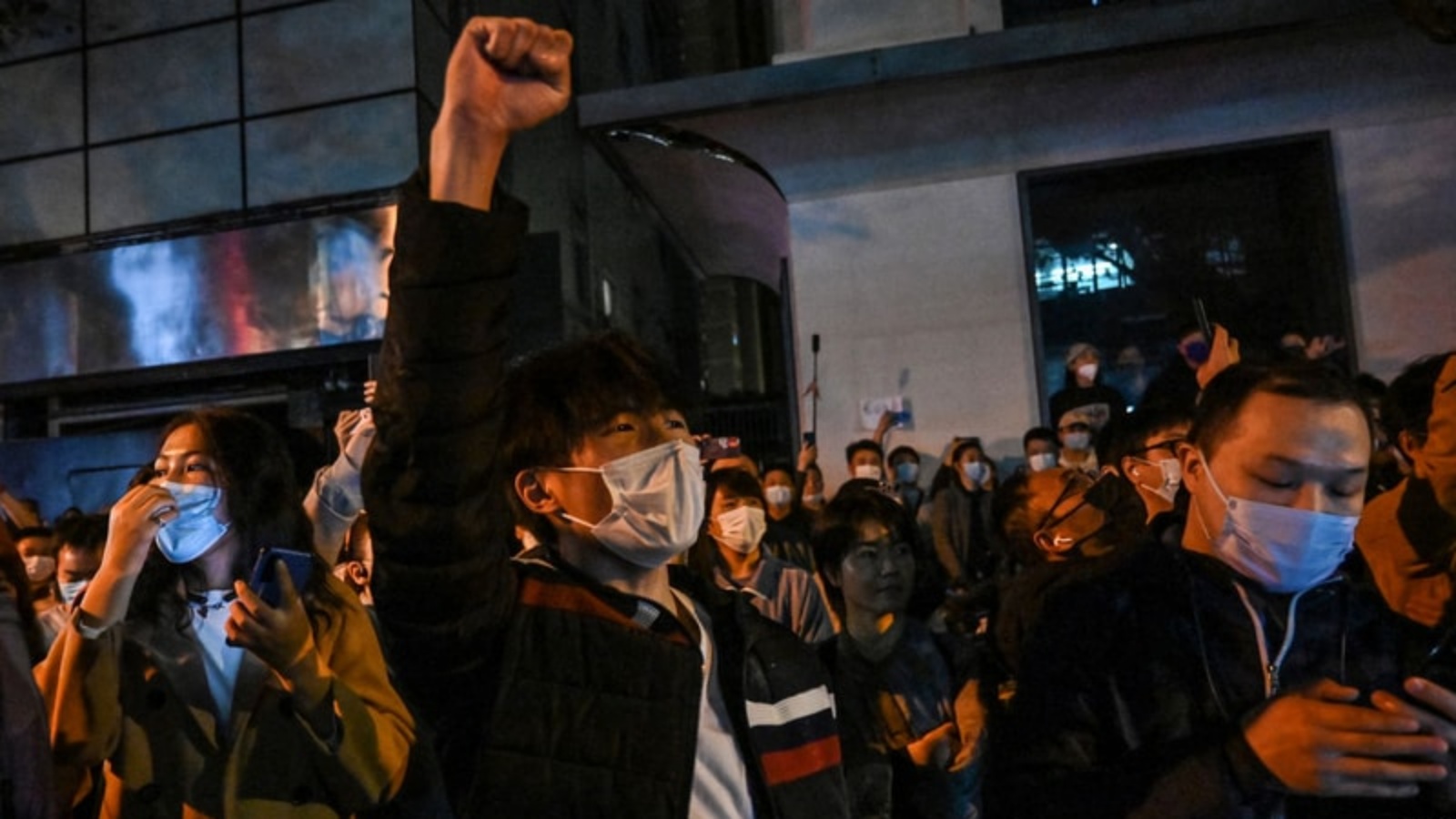 آلاف الأشخاص نزلوا الى الشوارع الأحد 27 نوفمبر 2022 في بكين وشنغهاي وكذلك ووهان ومدن أخرى في الصين رفضاً للإغلاق