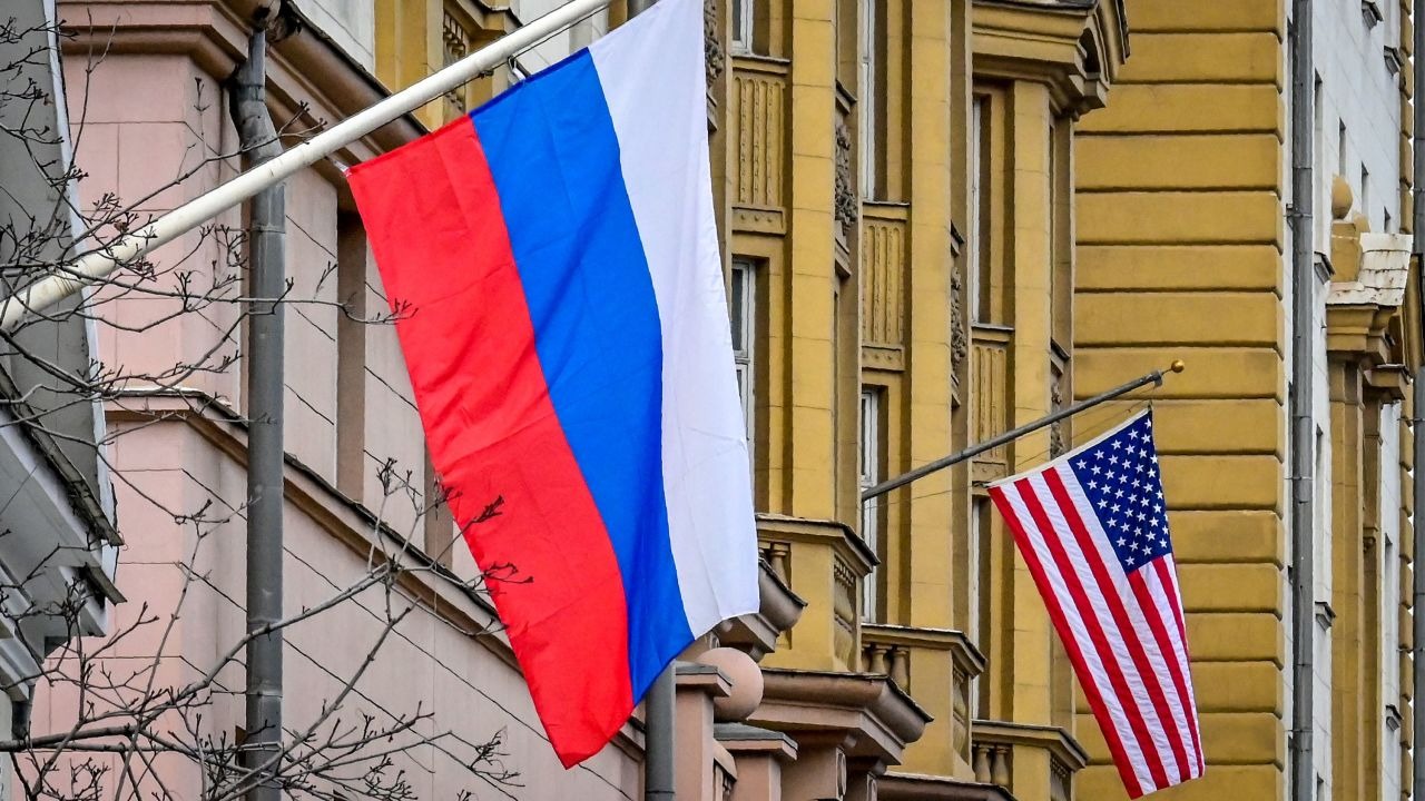 علم روسي يرفرف بجوار مبنى السفارة الأمريكية في موسكو في 18 مارس 2021
