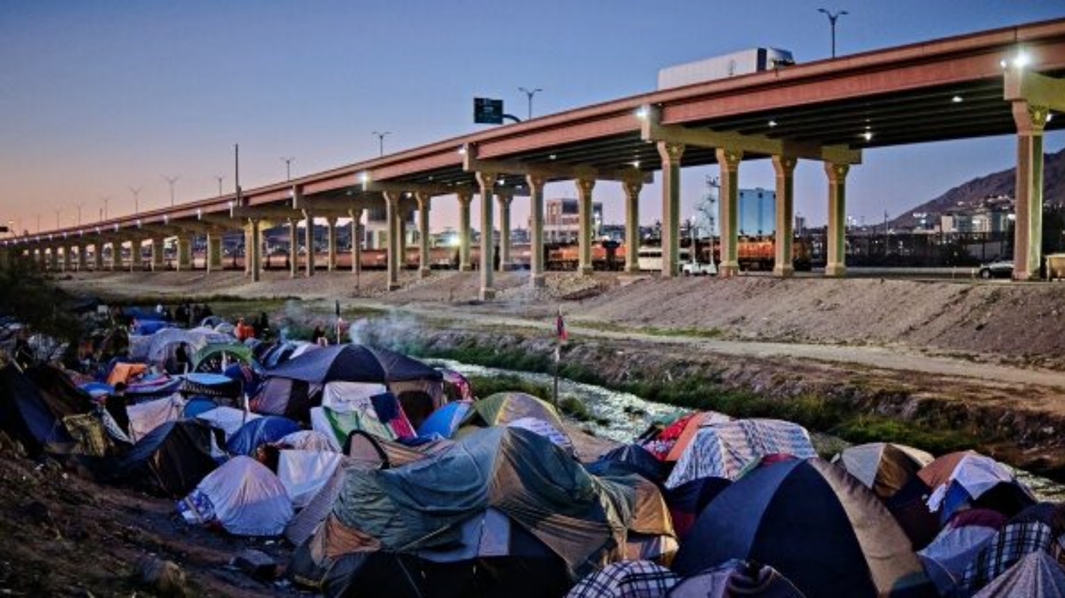 مخيم للمهاجرين على ضفاف نهر ريو غراندي في سيوداد خواريز، ولاية تشيهواهوا، المكسيك، في 15 نوفمبر 2022