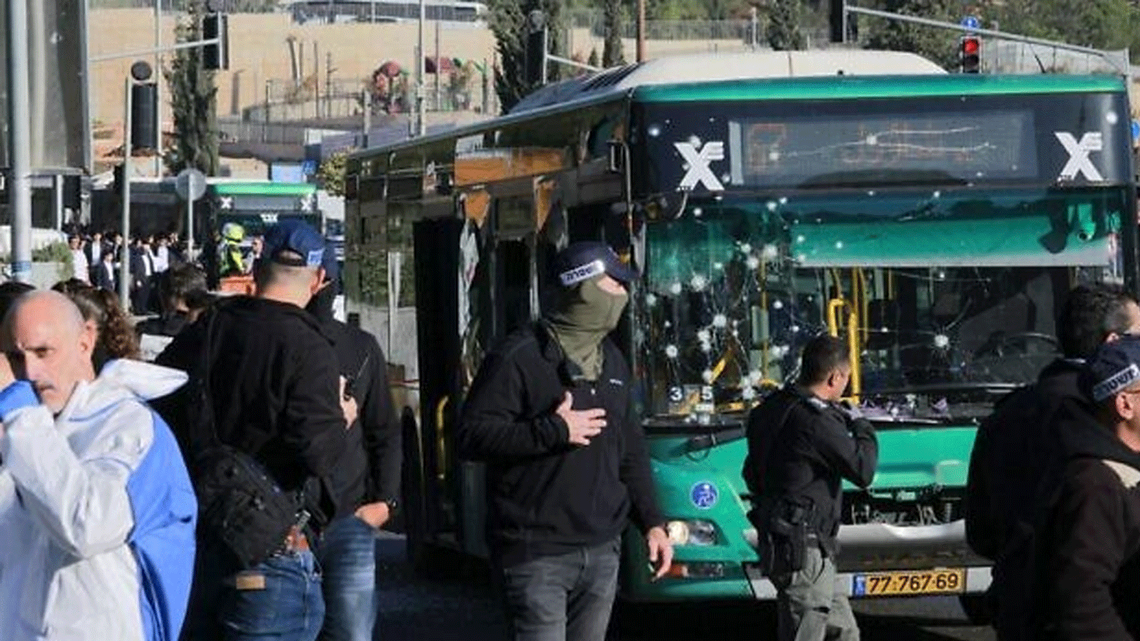 عناصر الشرطة والخبراء يتفقدون الحافلة بعد تعرّضها لهجوم