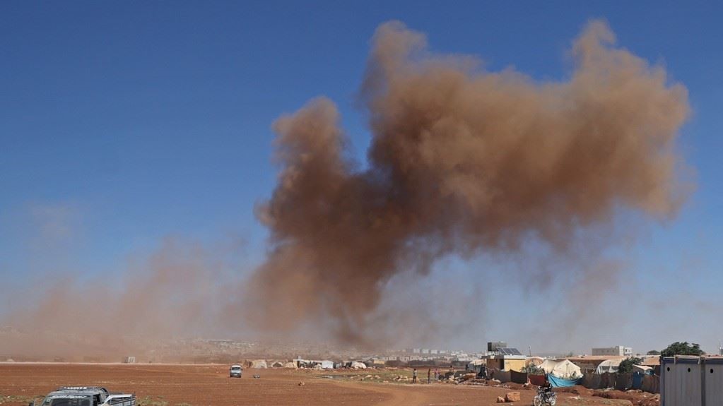 دخان غارة على عناصر في الدولة الإسلامية في شمال شرق سوريا